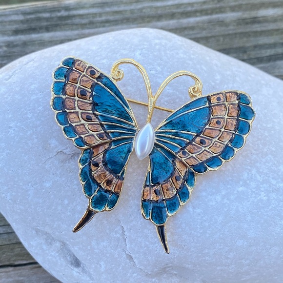Butterfly brooch pin teal and bronze enameled with faux pearl center - Picture 3 of 9